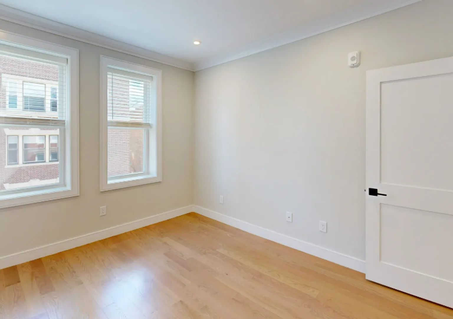 Charming 3 Bedroom-No Broker Fee — Photo 4