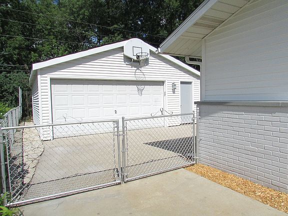 4th image of 14748 Menard Ave