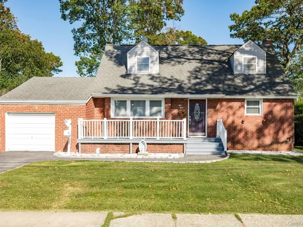480 N Greene Avenue, Lindenhurst, NY 11757
