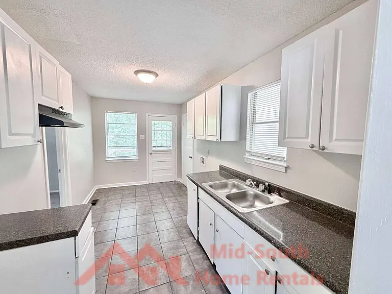 3682 Suzanne Dr — Photo 8