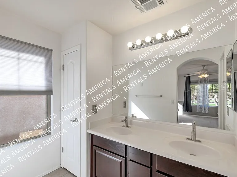 3745 E Kerry Ln — Photo 5