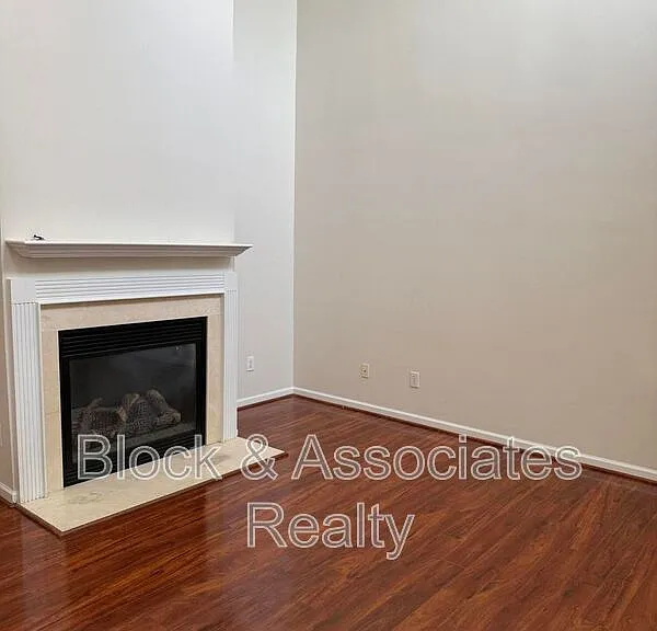 537 Writers Way — Photo 2