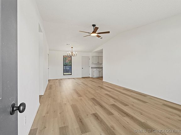 4th image of 520 Highland Dr