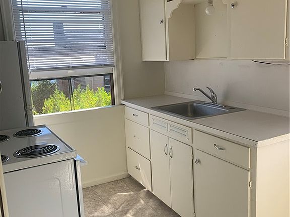 3rd image of 952 Highland Ave
