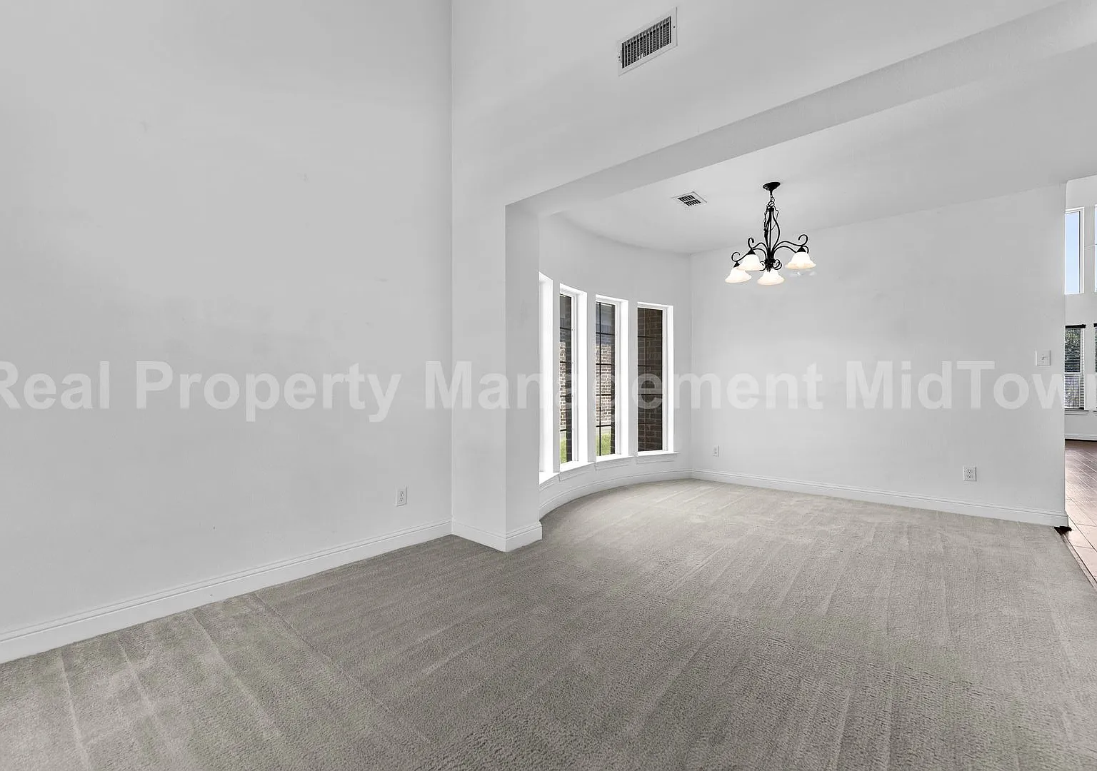 4 bed, 4.0 bath, 3064 sqft, $2,995 — Photo 2