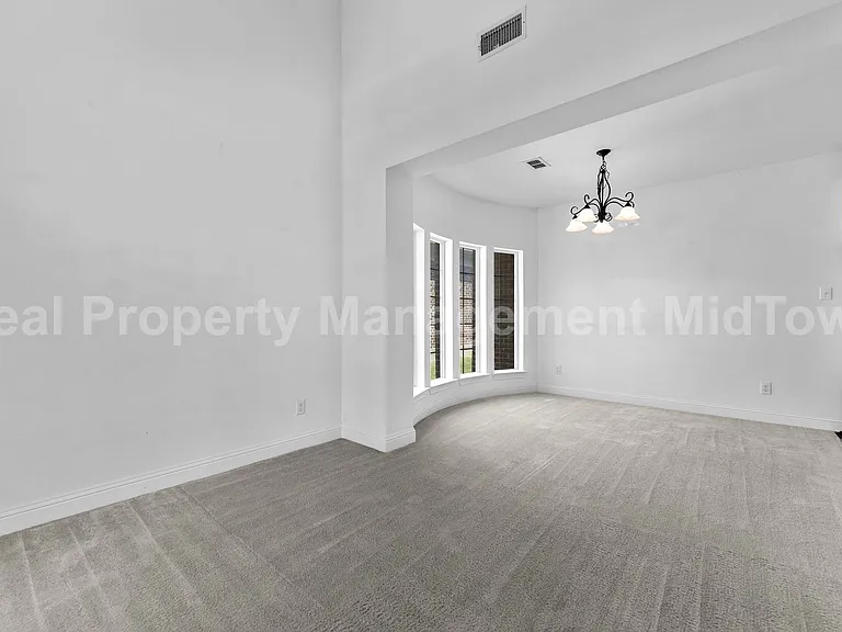 4106 Horseshoe Ln — Photo 2