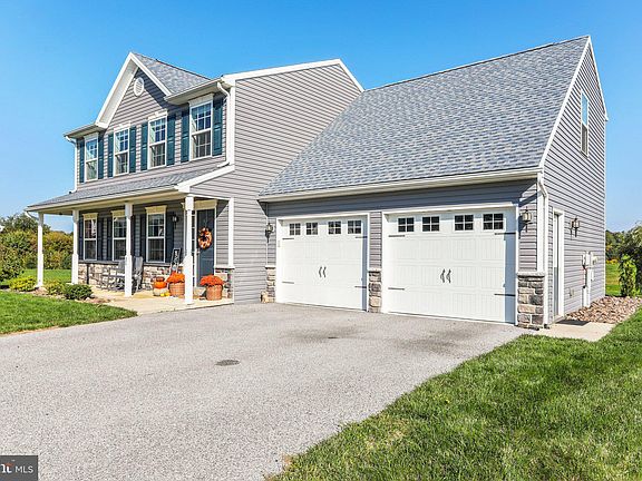 3rd image of 36 W Clarissa Dr