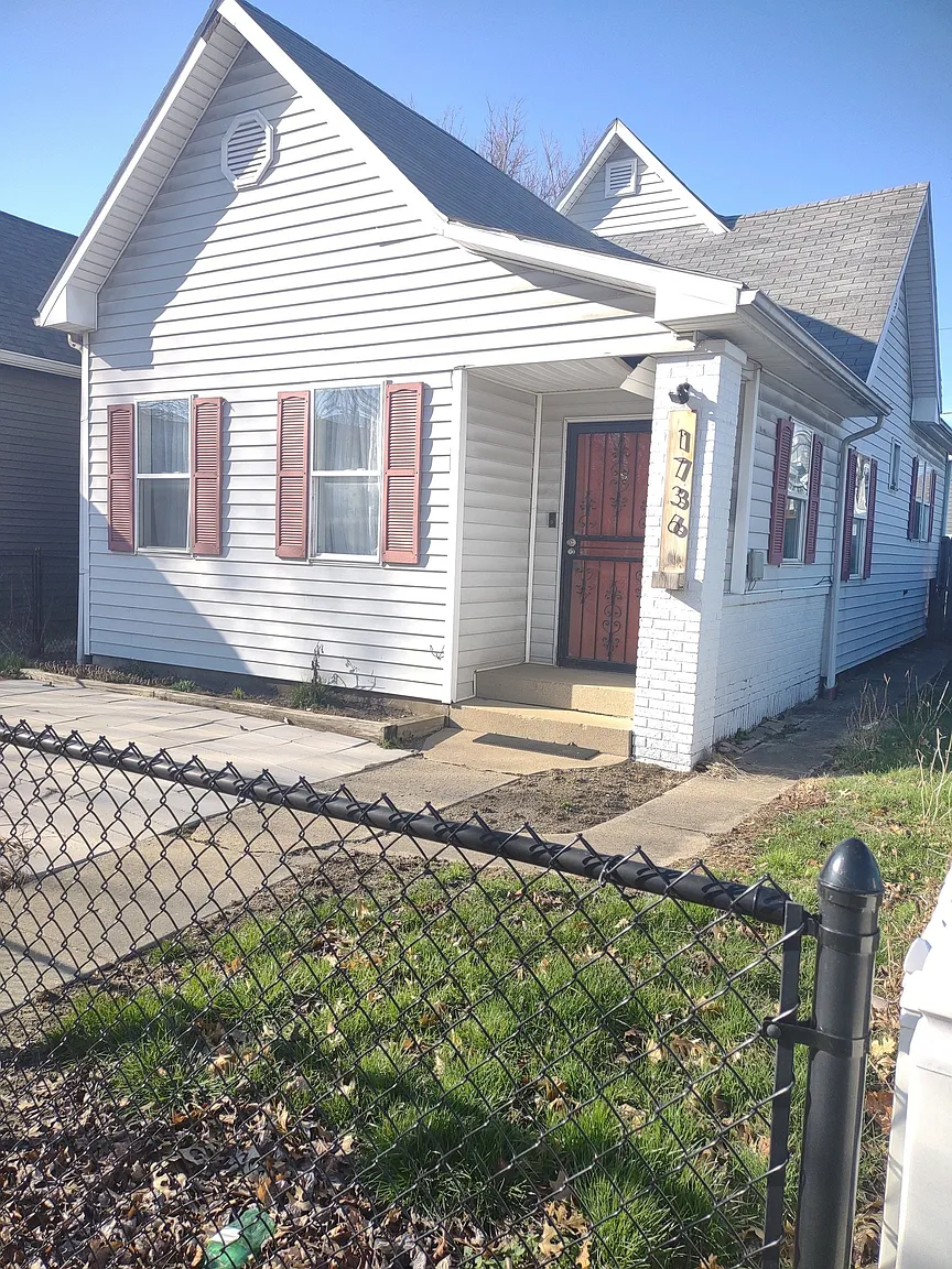 1736 Hoyt Ave photo 1