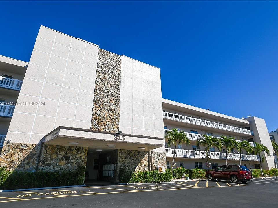 Meadowbrook Lakes Apartments Condominiums 315 SE 11th Ter Dania FL