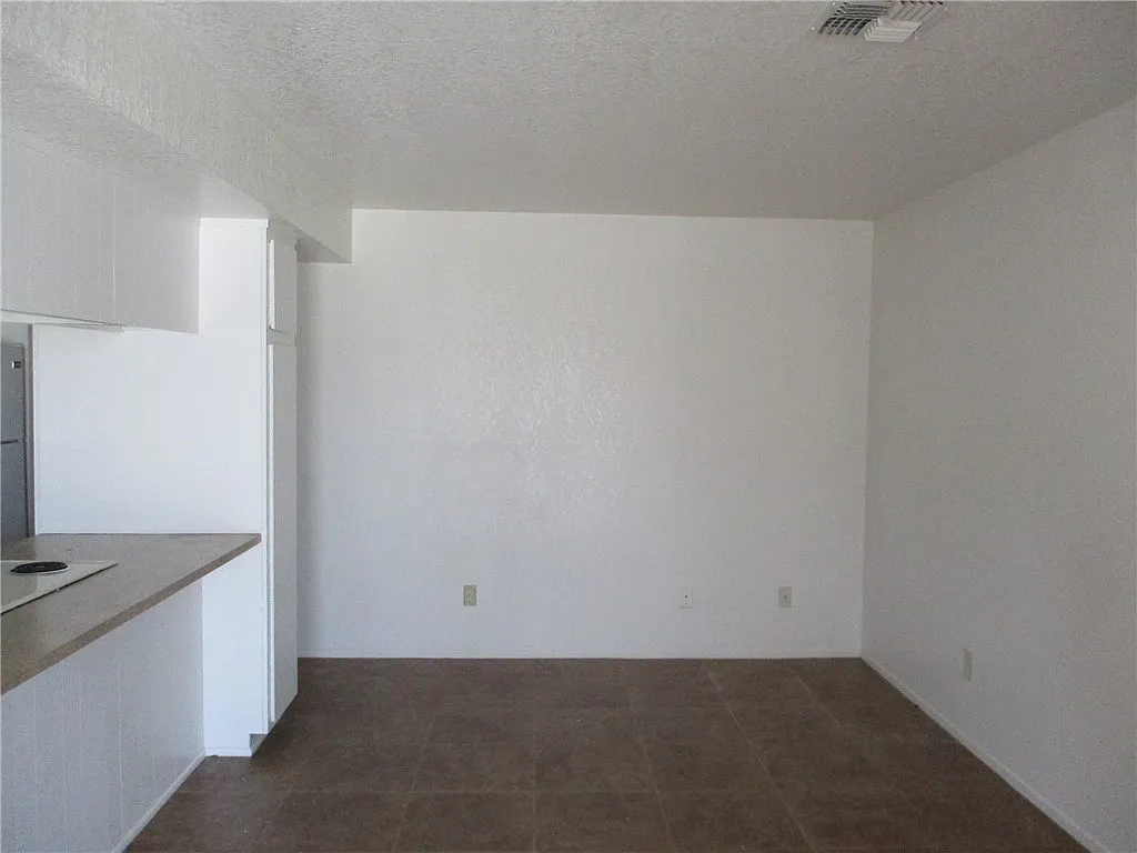 2 bed, 1.0 bath, 900 sqft, $1,100 — Photo 2