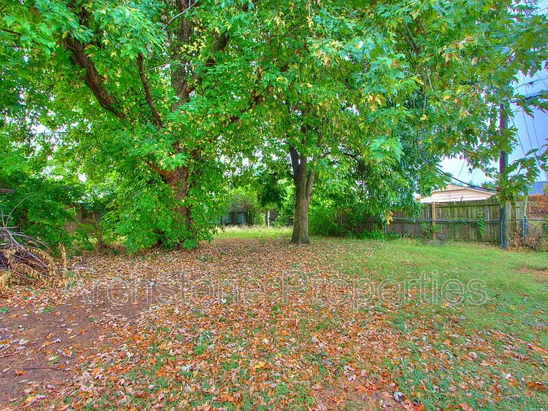 608 Holoway Dr — Photo 32