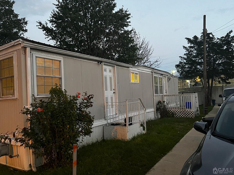 1st image of 135 Oakdale Vlg