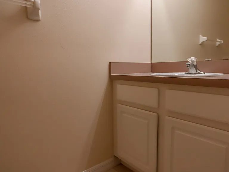 704 Monroe Cir #D — Photo 17