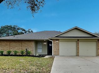 1911 Meadow Creek Dr, Pearland, TX 77581