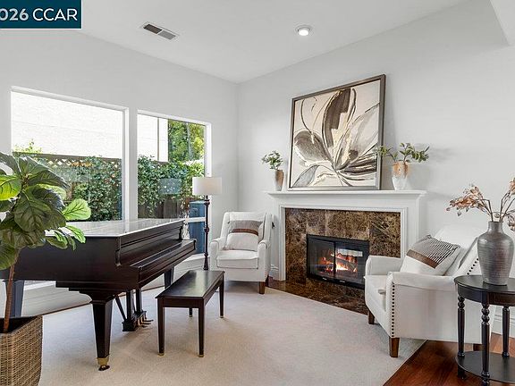 3rd image of 1086 Vista Pointe Cir