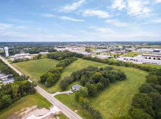 2112 Robins Rd, Hiawatha, IA 52233