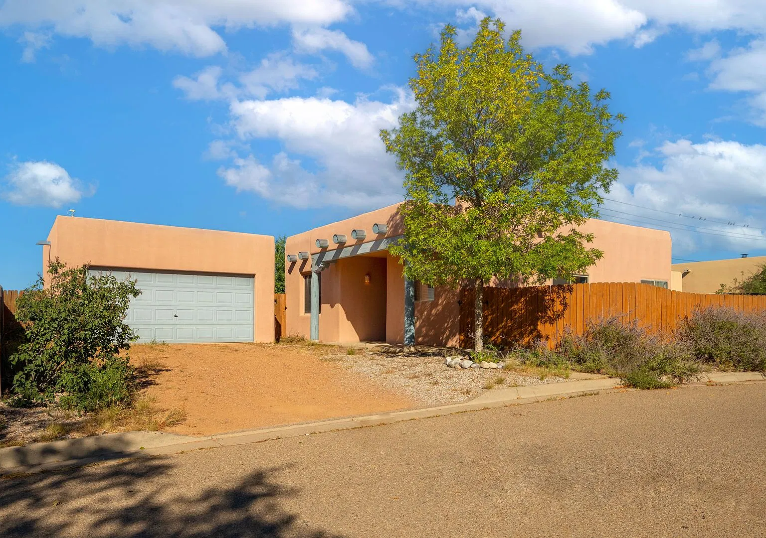 Cute 2 Bedroom, 2 Bathroom Single Family Home Available Now! — Photo 1