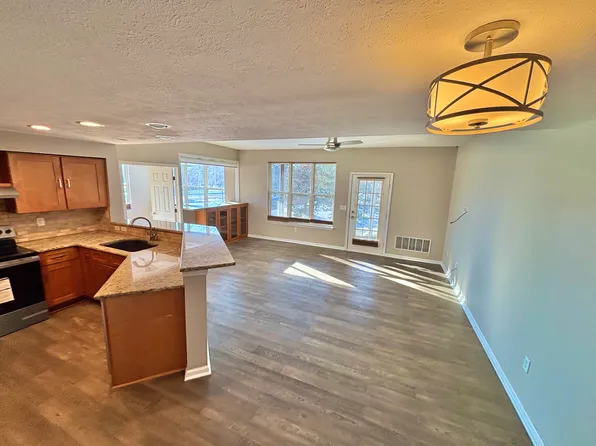 1355 Fox Pointe Cir, Ann Arbor, MI 48108