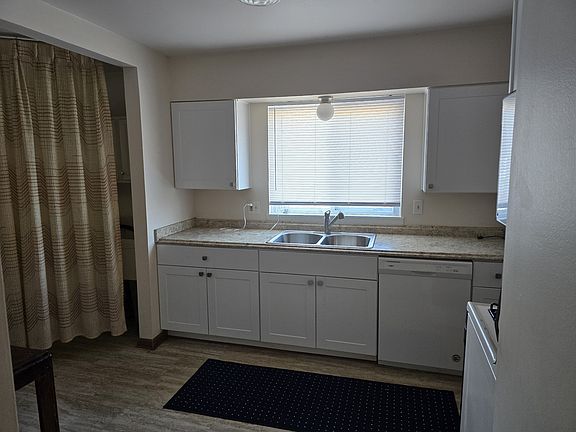 4th image of 23065 Cayuga Ave