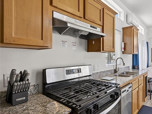 4th image of 910 Deerwood Dr