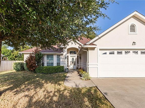 2nd image of 902 Woodcrest Dr