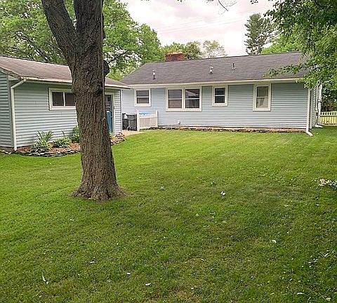 3rd image of 1309 Roseland Ave