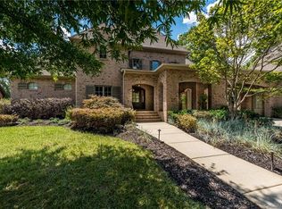 810 Huntington Park Dr, Charlotte, NC 28211