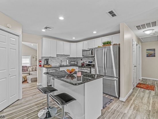 19 Red Twig Trl, Bloomingdale, NJ 07403