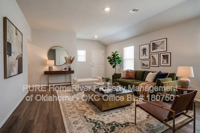 3 bed, 2.0 bath, 1373 sqft, $1,745 — Photo 2