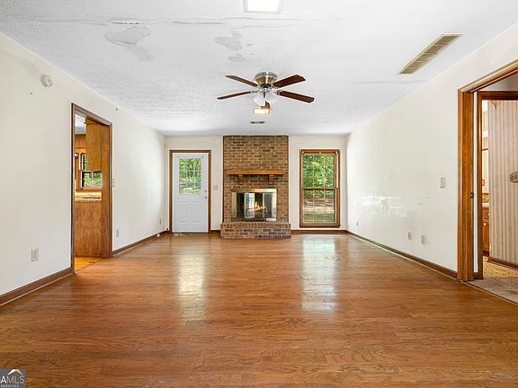 3rd image of 1745 Oak Ridge Way