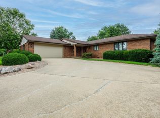 212 Hampton Dr, Bloomington, IL 61704