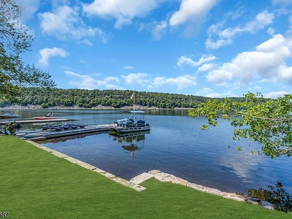 3rd image of 134 Lake End Rd