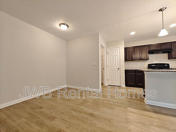4th image of 2562 Red Robin Dr W