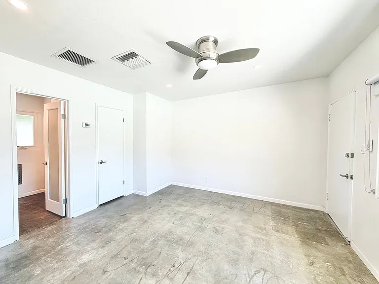 700 N Riverside Dr #2 — Photo 4