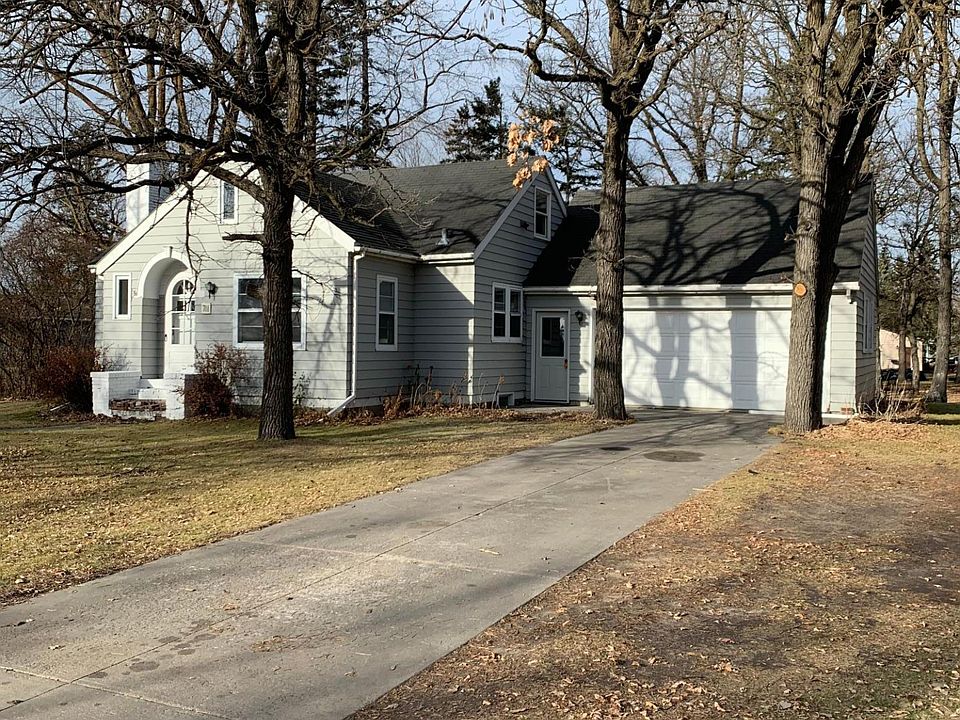 1st image of 711 Lake St NE