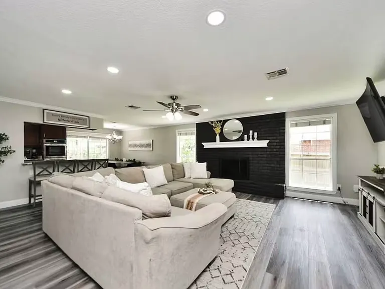 611 Sycamore Dr — Photo 1