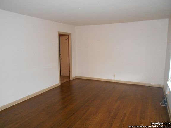 3rd image of 4814 Lakewood Dr