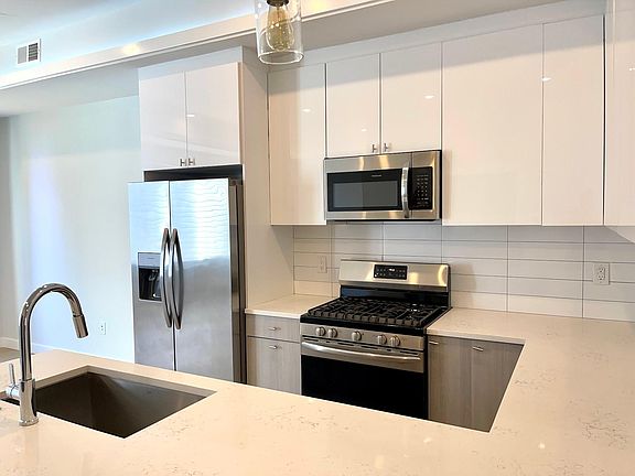 4th image of 1421 N Franklin St #3B