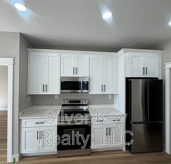 918 Stratford Ave — Photo 14