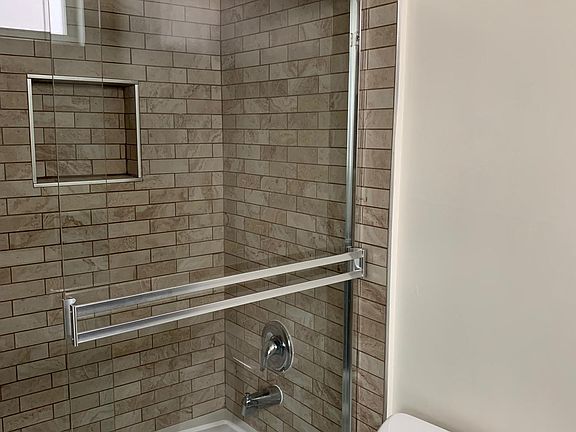 4th image of 927 S Shenandoah St APT 102