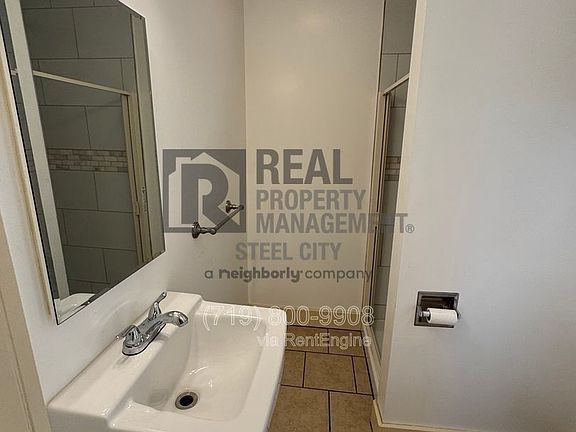 4th image of 902 W 11th St APT 2