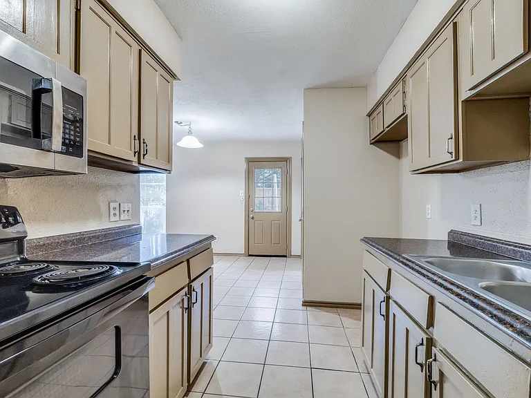 7117 Edinburg Dr — Photo 3