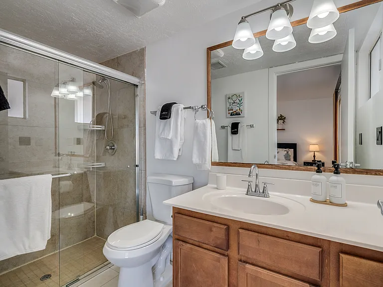 E Celeste Dr — Photo 20