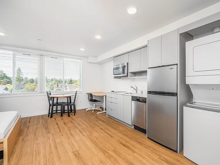 5637 University Way NE — Photo 1