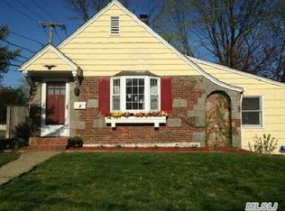 2 Norwood Rd, Port Washington, NY 11050