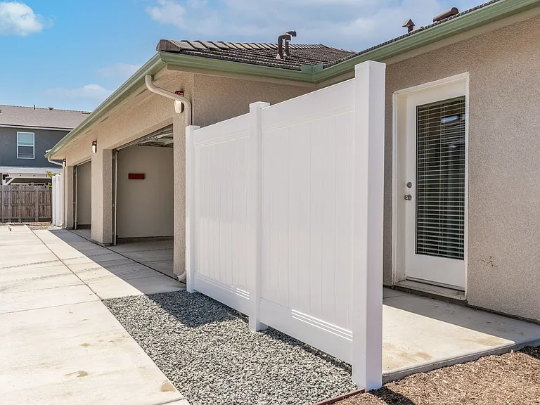 2467 Oakmont Cir — Photo 18