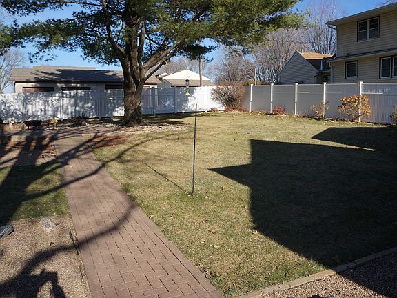 4th image of 815 2nd St SE