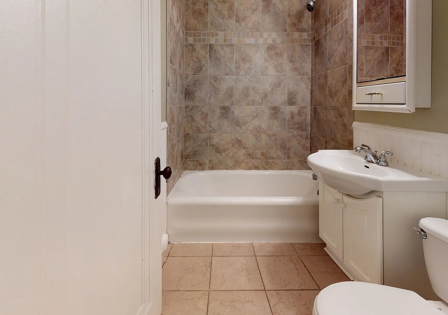 Affordable 5-Bedroom House / Close to U of M Campus — Photo 3