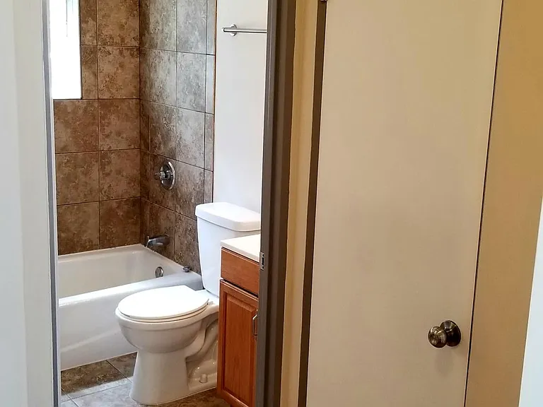 4940 Egandale Ave #2E — Photo 7