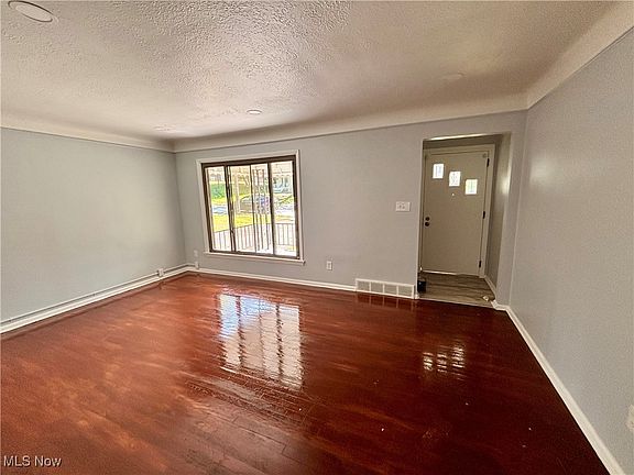 4th image of 5033 Greenhurst Dr